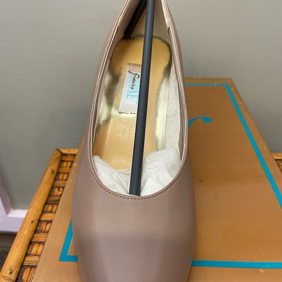 Taupe Shoe by Frederick Leone size 8 - Picture 2 of 6